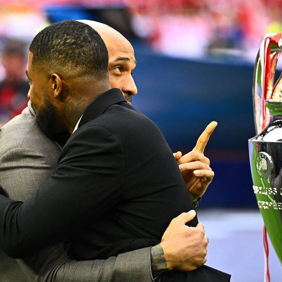 30 mai 2026, Hongrie, Budapest : Football, Hommes : Ligue des champions, Paris Saint-Germain (PSG) - FC Arsenal, Finale, Puskás Aréna, les anciens joueurs Thierry Henry (à gauche) d'Arsenal et Presnel Kimpembe du PSG se saluent avant le match. Photo par Tom Weller