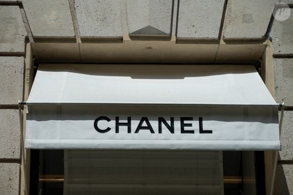 Illustration de la boutique Chanel située 42 Avenue Montaigne dans le 8ème arrondissement de Paris, le 31 juillet 2025.