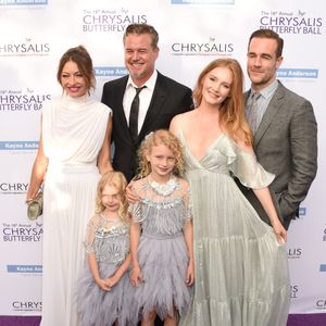 Les deux familles ont ouvert chacune une cagnotte après la mort de leur proche. 
Rebecca Gayheart, Eric Dane, Billie Dane, Georgia Dane, James Van Der Beek et Kimberly Brook assistant au 16e bal annuel Chrysalis Butterfly Ball qui s'est tenu dans une résidence privée à Mandeville Canyon, Los Angeles, CA, USA, le 03 juin 2017. Photo by Janet Gough / AFF-USA.COM/ABACAPRESS.COM