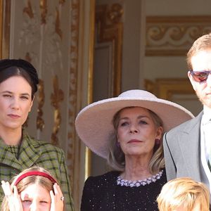 Son arrière-grand-père décédé en 2011 figurait à l'époque dans le classement Forbes des plus grosses fortunes du monde. Il était 108e
Tatiana Santo Domingo, India Casiraghi, La princesse Caroline de Hanovre, Maximilian Casiraghi et Andrea Casiraghi - La famille princière de Monaco au balcon du palais, à l'occasion de la Fête Nationale de Monaco. Le 19 novembre 2023
© Dominique Jacovides-Bruno Bebert / Bestimage