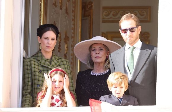 Son arrière-grand-père décédé en 2011 figurait à l'époque dans le classement Forbes des plus grosses fortunes du monde. Il était 108e
Tatiana Santo Domingo, India Casiraghi, La princesse Caroline de Hanovre, Maximilian Casiraghi et Andrea Casiraghi - La famille princière de Monaco au balcon du palais, à l'occasion de la Fête Nationale de Monaco. Le 19 novembre 2023
© Dominique Jacovides-Bruno Bebert / Bestimage