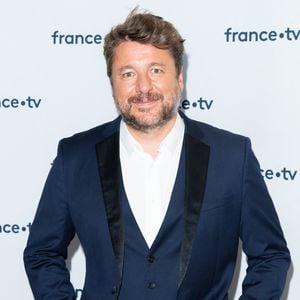Bruno Guillon lors du photocall dans le cadre de la conférence de presse de France Télévisions au Pavillon Gabriel à Paris, France, le 24 août 2021. © Pierre Perusseau/Bestimage