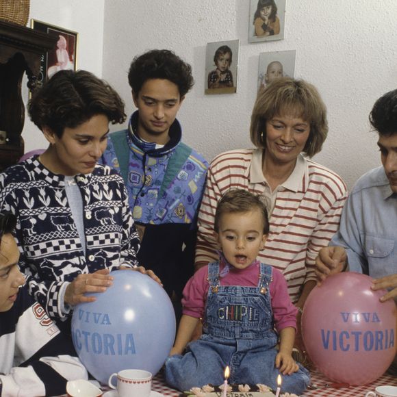 En Belgique, chez lui près de Liège, rendez-vous avec Frédéric FRANÇOIS, sa femme Monique et leurs enfants, Vincent, Gloria, âgée de vingt ans (20 ans) et Anthony, quatorze ans (14 ans), réunis pour le deuxième anniversaire de Victoria. Février 1992
© Jean Lenoir via Bestimage