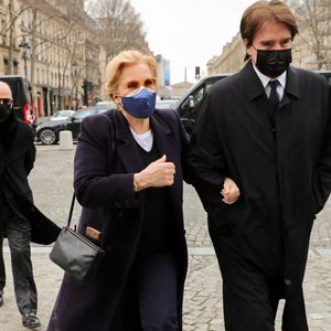 Sylvie Vartan et son mari Tony Scotti - Arrivées à la messe anniversaire à la mémoire de Pierre Cardin en l'église de La Madeleine à Paris. Le 29 janvier 2021 (AGENCE / BESTIMAGE).