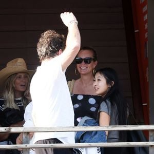 Exclusif - Laeticia Hallyday accompagnée de son compagnon Frédéric Suant et de sa fille Joy sont aller acceuillir Jade à l'aéroport de Saint-Barthélemy-Rémy-de-Haenen où tout le monde se retrouve pour le 50ème anniversaire de Laeticia, à Saint-Jean, Saint-Barthélémy, Antilles françaises, France, le 15 mars 2025.