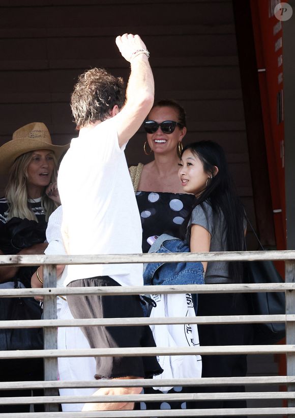 Exclusif - Laeticia Hallyday accompagnée de son compagnon Frédéric Suant et de sa fille Joy sont aller acceuillir Jade à l'aéroport de Saint-Barthélemy-Rémy-de-Haenen où tout le monde se retrouve pour le 50ème anniversaire de Laeticia, à Saint-Jean, Saint-Barthélémy, Antilles françaises, France, le 15 mars 2025.