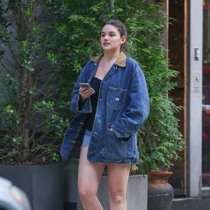 Six ans plus tard, Katie Holmes obtient la garde exclusive de l’enfant, rompant avec l’influence de la scientologie, chère à son mari.

New York, NY - EXCLUSIF - Suri Cruise a été aperçue en pleine action à New York, arborant un look décontracté avec une veste en jean, un short coupé et des bottes en daim marron. La jeune femme de 18 ans déambulait dans les rues avec ses camarades de classe, profitant d'une journée animée en ville avant la remise des diplômes.

Backgrid USA / Bestimage