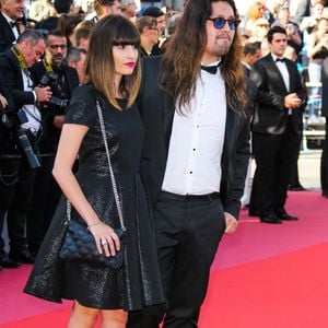 Le musicien français Lulu Gainsbourg et son épouse Aurélie Bossu posent à leur arrivée, le 19 mai 2018, à la cérémonie de clôture et à la projection du film « L'Homme qui a tué Don Quichotte » lors de la 71e édition du Festival de Cannes, à Cannes, dans le sud de la France. Photo de David Boyer/ABACAPRESS.COM