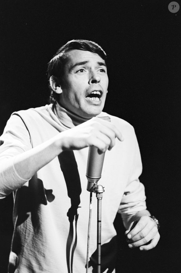 Archives - Jacques Brel sur le plateau de l'émission "Le Palmarès des chansons". Le 11 novembre 1966 © Jean Lenoir via Bestimage