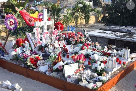 Sa tombe précieusement gardée 

Illustrations de la tombe de Johnny Hallyday au cimetière marin de Lorient à Saint-Barthélemy le 14 avril 2018. Elle est toujours aussi fleurie et recouverte de messages touchants de la part d'admirateurs et de proches.