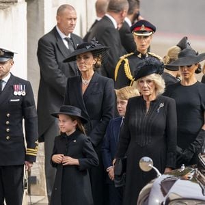 Les moments solennels, comme les obsèques d'Elizabeth, ont aussi donné lieu à des assortiments de tenues...
La princesse Charlotte, la princesse de Galles, le prince George, la reine consort et la duchesse de Sussex alors que le carrosse d'État transportant le cercueil de la reine Élisabeth II arrive à l'arche de Wellington lors de la procession cérémonielle suivant ses funérailles nationales à l'abbaye de Westminster, à Londres. Le 19 septembre 2022. Photo by Jane Barlow/PA Photos/ABACAPRESS.COM