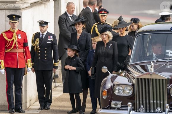 Les moments solennels, comme les obsèques d'Elizabeth, ont aussi donné lieu à des assortiments de tenues...

La princesse Charlotte, la princesse de Galles, le prince George, la reine consort et la duchesse de Sussex alors que le carrosse d'État transportant le cercueil de la reine Élisabeth II arrive à l'arche de Wellington lors de la procession cérémonielle suivant ses funérailles nationales à l'abbaye de Westminster, à Londres.  Le 19 septembre 2022. Photo by Jane Barlow/PA Photos/ABACAPRESS.COM