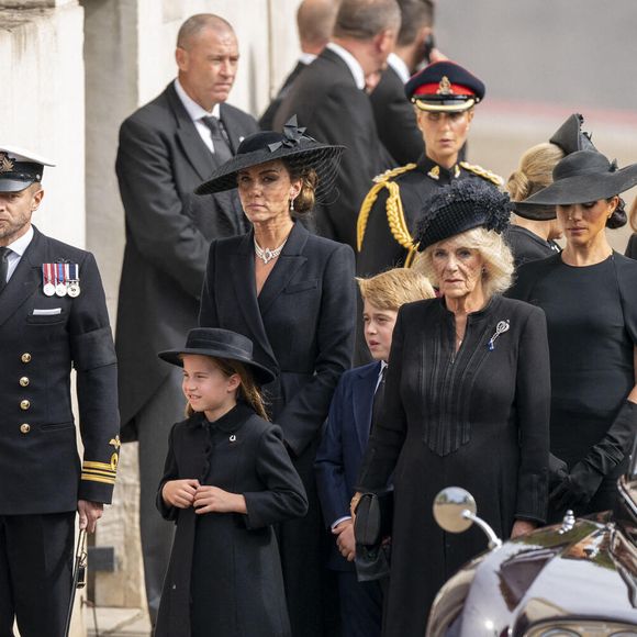 Les moments solennels, comme les obsèques d'Elizabeth, ont aussi donné lieu à des assortiments de tenues...

La princesse Charlotte, la princesse de Galles, le prince George, la reine consort et la duchesse de Sussex alors que le carrosse d'État transportant le cercueil de la reine Élisabeth II arrive à l'arche de Wellington lors de la procession cérémonielle suivant ses funérailles nationales à l'abbaye de Westminster, à Londres.  Le 19 septembre 2022. Photo by Jane Barlow/PA Photos/ABACAPRESS.COM