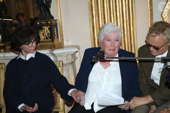 Rachida Dati (Ministre de la Culture), Line Renaud qui pleure sous l’émotion et Muriel Robin - Line Renaud fait don de ses archives aux Archives Nationales au Ministère de la Culture, Paris le 12 Mai 2025. L’ex-meneuse de revue qui fêtera ses 97 ans le 2 juillet prochain a remis à la ministre de la Culture R. Dati, la lettre par laquelle elle fait don de ses archives (correspondances, papiers et documents personnels et professionnels) à l’État. Un moment fort en émotions qu’elle a partagé avec ses «enfants de cœur». © Bertrand Rindoff / Bestimage