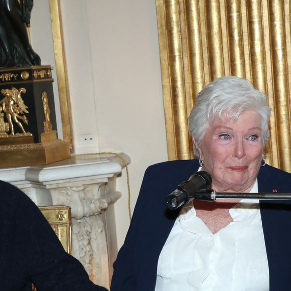 Rachida Dati (Ministre de la Culture), Line Renaud qui pleure sous l’émotion et Muriel Robin - Line Renaud fait don de ses archives aux Archives Nationales au Ministère de la Culture, Paris le 12 Mai 2025. L’ex-meneuse de revue qui fêtera ses 97 ans le 2 juillet prochain a remis à la ministre de la Culture R. Dati, la lettre par laquelle elle fait don de ses archives (correspondances, papiers et documents personnels et professionnels) à l’État. Un moment fort en émotions qu’elle a partagé avec ses «enfants de cœur». © Bertrand Rindoff / Bestimage