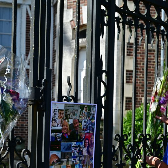 Anthony Delon, son fils aîné, a tenu à rendre hommage à son père disparu en août 2024.

Exclusif - Un an jour pour jour après le décès d'Alain Delon, son fils Anthony (avec Loubo, le berger belge de son père) lui a rendu hommage au domaine familial de Douchy dans le Loiret, France, le 18 août 2025. 

© Christian Liewig/Bestimage