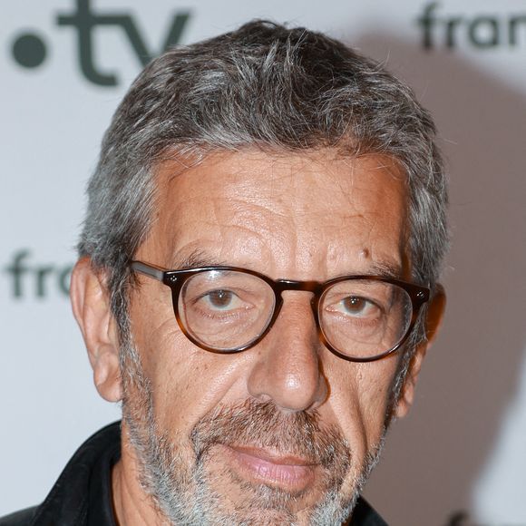 Mais cela ne le freine pas pour monter sur scène. 
Michel Cymes participe à la conférence de presse de France Télévision le 06 juillet 2022 à Paris, France. Photo par Nasser Berzane/ABACAPRESS.COM
