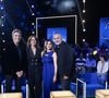 Après chaque révélation, une grande boîte s’ouvre pour accueillir des proches venus surprendre les célébrités.

Exclusif - Julien Clerc, Antoine Dulery, Julie Zenatti, Faustine Bollaert en backstage lors de l'enregistrement de l'émission "La Boîte à secrets", présentée par F.Bollaert et diffusée le 2 janvier 2026 sur France 3, dans les studios du Lendit à Saint-Denis, France, le 1er décembre 2025. © Cyril Moreau/Bestimage