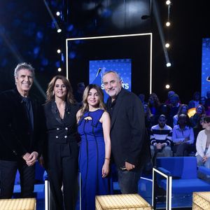 Après chaque révélation, une grande boîte s’ouvre pour accueillir des proches venus surprendre les célébrités.

Exclusif - Julien Clerc, Antoine Dulery, Julie Zenatti, Faustine Bollaert en backstage lors de l'enregistrement de l'émission "La Boîte à secrets", présentée par F.Bollaert et diffusée le 2 janvier 2026 sur France 3, dans les studios du Lendit à Saint-Denis, France, le 1er décembre 2025. © Cyril Moreau/Bestimage