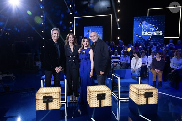 Après chaque révélation, une grande boîte s’ouvre pour accueillir des proches venus surprendre les célébrités.

Exclusif - Julien Clerc, Antoine Dulery, Julie Zenatti, Faustine Bollaert en backstage lors de l'enregistrement de l'émission "La Boîte à secrets", présentée par F.Bollaert et diffusée le 2 janvier 2026 sur France 3, dans les studios du Lendit à Saint-Denis, France, le 1er décembre 2025. © Cyril Moreau/Bestimage
