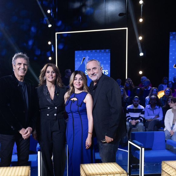 Après chaque révélation, une grande boîte s’ouvre pour accueillir des proches venus surprendre les célébrités.

Exclusif - Julien Clerc, Antoine Dulery, Julie Zenatti, Faustine Bollaert en backstage lors de l'enregistrement de l'émission "La Boîte à secrets", présentée par F.Bollaert et diffusée le 2 janvier 2026 sur France 3, dans les studios du Lendit à Saint-Denis, France, le 1er décembre 2025. © Cyril Moreau/Bestimage