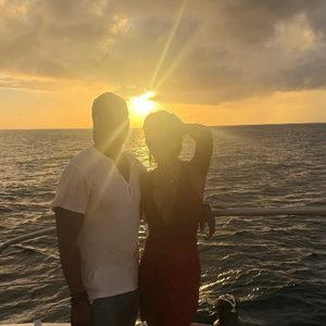 Sur les réseaux sociaux, les amoureux ne boudent pas leur bonheur.
Harry Roselmack en voyage avec sa compagne Jennifer Galap