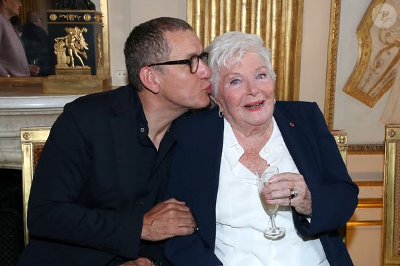 Dany Boon et Line Renaud - Line Renaud fait don de ses archives aux Archives Nationales au Ministère de la Culture, Paris le 12 Mai 2025. L’ex-meneuse de revue qui fêtera ses 97 ans le 2 juillet prochain a remis à la ministre de la Culture R. Dati, la lettre par laquelle elle fait don de ses archives (correspondances, papiers et documents personnels et professionnels) à l’État. Un moment fort en émotions qu’elle a partagé avec ses «enfants de cœur». © Bertrand Rindoff / Bestimage