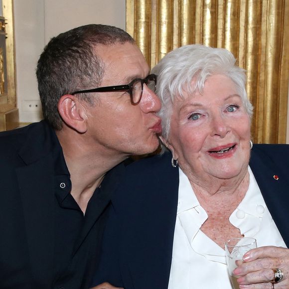Dany Boon et Line Renaud - Line Renaud fait don de ses archives aux Archives Nationales au Ministère de la Culture, Paris le 12 Mai 2025. L’ex-meneuse de revue qui fêtera ses 97 ans le 2 juillet prochain a remis à la ministre de la Culture R. Dati, la lettre par laquelle elle fait don de ses archives (correspondances, papiers et documents personnels et professionnels) à l’État. Un moment fort en émotions qu’elle a partagé avec ses «enfants de cœur». © Bertrand Rindoff / Bestimage