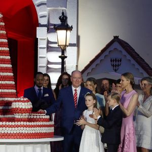 Le prince Albert II de Monaco, la princesse Charlene et leurs enfants, le prince héréditaire Jacques et la princesse Gabriella à la célébration des 20 ans de règne d'Albert II de Monaco sur la place du Palais à Monaco, le 19 juillet 2025. 

Photo : Bruno Bebert / Bestimage