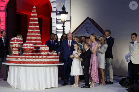 Le prince Albert II de Monaco, la princesse Charlene et leurs enfants, le prince héréditaire Jacques et la princesse Gabriella à la célébration des 20 ans de règne d'Albert II de Monaco sur la place du Palais à Monaco, le 19 juillet 2025. 

Photo : Bruno Bebert / Bestimage