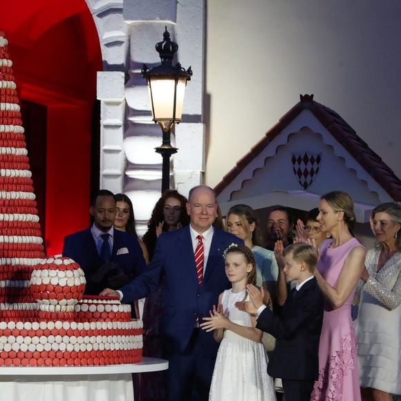 Le prince Albert II de Monaco, la princesse Charlene et leurs enfants, le prince héréditaire Jacques et la princesse Gabriella à la célébration des 20 ans de règne d'Albert II de Monaco sur la place du Palais à Monaco, le 19 juillet 2025. 

Photo : Bruno Bebert / Bestimage