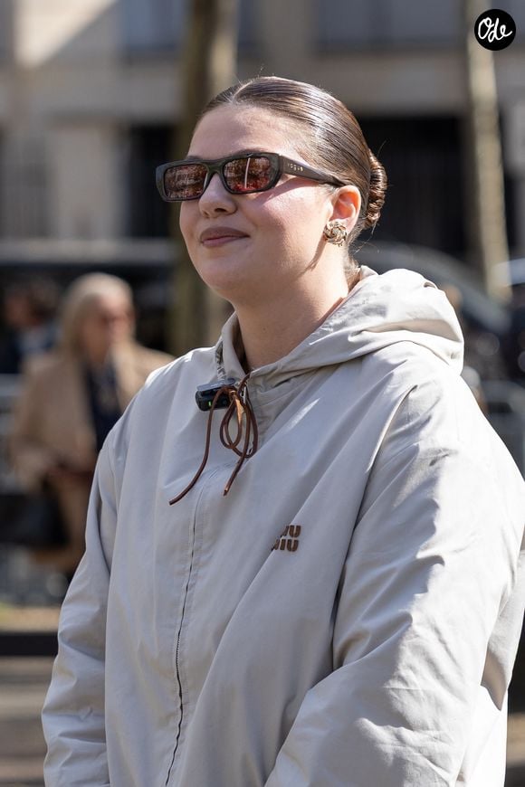 Sa psy lui a montré que ses névroses étaient tout à fait normales, comme elle l'a révélé. 
Louane au défilé Miu Miu "Collection Femme Prêt-à-Porter Automne/Hiver 2026-2027" lors de la Fashion Week de Paris, le 10 mars 2026 © Florian Lavielle / Bestimage