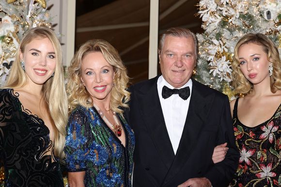 Le Prince Charles de Bourbon des Deux Siciles, la princesse Camilla, leurs filles, les princesses Maria Carolina et Maria Chiara lors du Bal de Noël à la salle Empire de l'hôtel de Paris à Monaco, le 12 décembre 2025. © Bruno Bebert / Bestimage