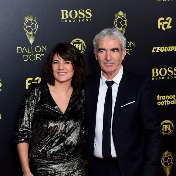 À cette occasion, l'animatrice a donné une interview à "TV Mag – Le Figaro" et elle fait des confidences sur ses enfants, qu'elle a eus avec Raymond Domenech.

Estelle Denis et son compagnon Raymond Domenech - Cérémonie du Ballon d'Or 2019 à Paris le 2 décembre 2019. © JB Autissier/Panoramic/Bestimage