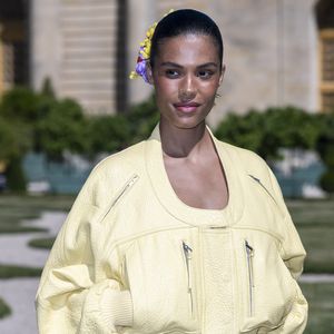 Récemment, elle a vendu une paire de chaussures Amina Muaddin 180 euros au lieu de 300 euros (contre parfois plus de 1000 euros en boutique)

Tina Kunakey au photocall du défilé Jacquemus de la mode homme Printemps/Été 2026 dans le cadre de la Fashion Week de Paris dans les jardins de l’Orangerie à Versailles, France, le 29, 2025. © Olivier Borde/Bestimage