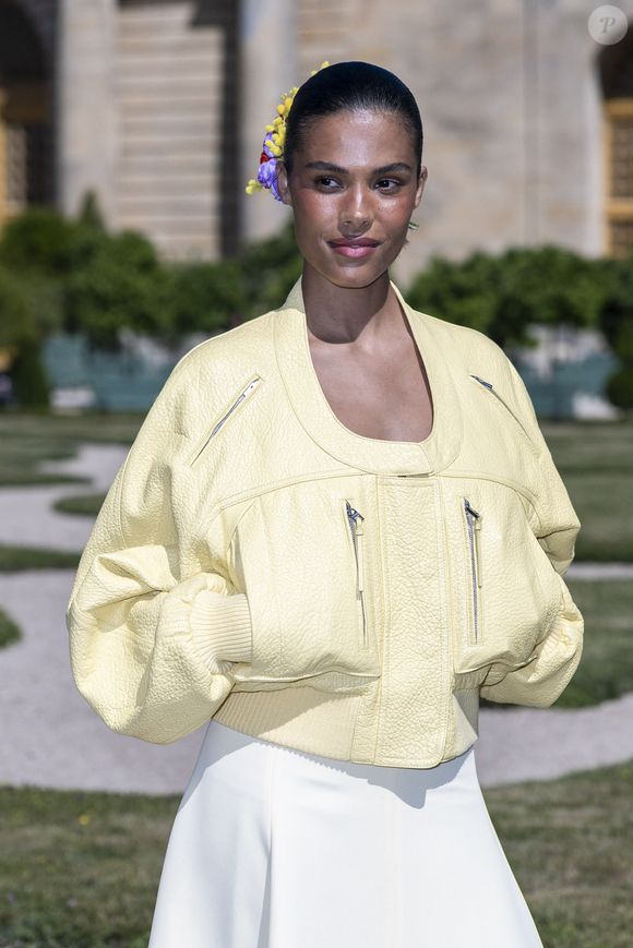 Récemment, elle a vendu une paire de chaussures Amina Muaddin 180 euros au lieu de 300 euros (contre parfois plus de 1000 euros en boutique)

Tina Kunakey au photocall du défilé Jacquemus de la mode homme Printemps/Été 2026 dans le cadre de la Fashion Week de Paris dans les jardins de l’Orangerie à Versailles, France, le 29, 2025. © Olivier Borde/Bestimage