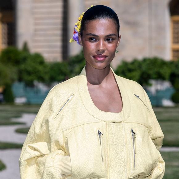 Récemment, elle a vendu une paire de chaussures Amina Muaddin 180 euros au lieu de 300 euros (contre parfois plus de 1000 euros en boutique)

Tina Kunakey au photocall du défilé Jacquemus de la mode homme Printemps/Été 2026 dans le cadre de la Fashion Week de Paris dans les jardins de l’Orangerie à Versailles, France, le 29, 2025. © Olivier Borde/Bestimage