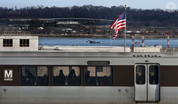 Site de collision d'un avion d'American Airlines et d'un hélicoptère Black Hawk de l'armée qui sont entrés en collision et se sont écrasés dans la rivière Potomac près de l'aéroport national Reagan à Arlington VA le 30 janvier 2025. Les 67 passagers et membres d'équipage sont morts. (Credit Image: © Carol Guzy/ZUMA Press Wire)