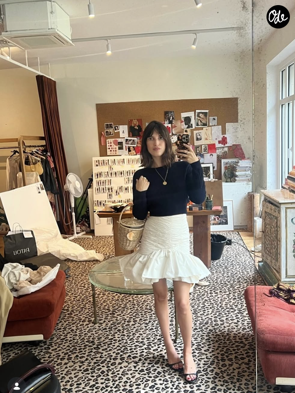 Aux côtés de son compagnon, le marchand d'art Édouard de Moussac, et de leurs deux enfants, elle a transformé un duplex parisien en une vibrante ode à la maison de famille.

Jeanne Damas, fondatrice de la marque Rouje, sur Instagram