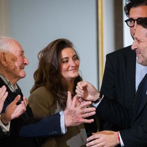 Emmanuel Macron, président de la République,  Claude Pierre-Bloch, vice-président de la LICRA, sa petite-fille et son petit-fils, l'animateur Arthur (Jacques Essebag) lauréat du prix Jean Pierre-Bloch de  la LICRA, à l Elysée, le 2 avril 2025.  © Eric Tschaen / pool / Bestimage