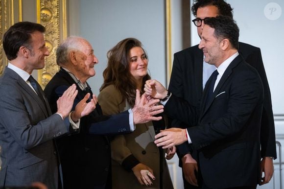 Emmanuel Macron, président de la République,  Claude Pierre-Bloch, vice-président de la LICRA, sa petite-fille et son petit-fils, l'animateur Arthur (Jacques Essebag) lauréat du prix Jean Pierre-Bloch de  la LICRA, à l Elysée, le 2 avril 2025.  © Eric Tschaen / pool / Bestimage