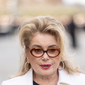 Catherine Deneuve est arrivée au défilé Louis Vuitton Womenswear Automne/Hiver 2026-2027 dans le cadre de la Fashion Week de Paris le 10 mars 2026 à Paris, France. Photo by Nasser Berzane/ABACAPRESS.COM