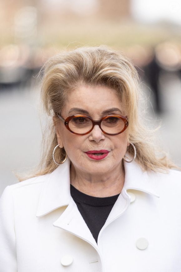Catherine Deneuve est arrivée au défilé Louis Vuitton Womenswear Automne/Hiver 2026-2027 dans le cadre de la Fashion Week de Paris le 10 mars 2026 à Paris, France. Photo by Nasser Berzane/ABACAPRESS.COM