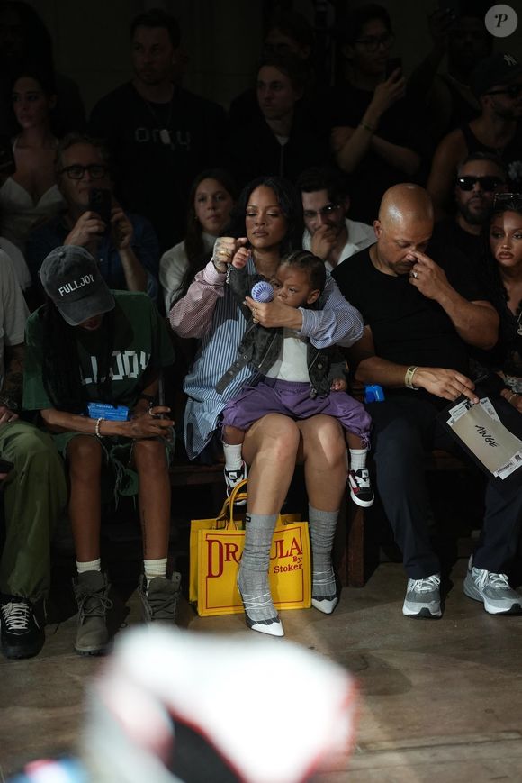 Rihanna en Front Row du défilé AWGE "Collection Homme Prêt-à-Porter Printemps/Eté 2026" lors de la Fashion Week de Paris (PFW) Backgrid UK/ Bestimage