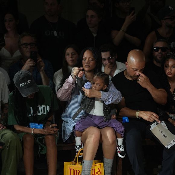 Rihanna en Front Row du défilé AWGE "Collection Homme Prêt-à-Porter Printemps/Eté 2026" lors de la Fashion Week de Paris (PFW) Backgrid UK/ Bestimage