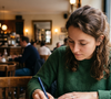 Les graphologues recommandent de toujours tenir compte du contexte.

Photo d'illustration - Selon certains experts, les personnes qui mélangent lettres minuscules et majuscules à l'écrit auraient un besoin de se différencier