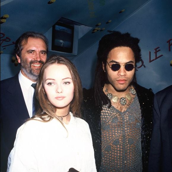Fou amoureux de 1991 à 1997, le chanteur avait reçu au début des années 1990 une invitation de la jeune chanteuse qui souhaitait le rencontrer afin de faire une collaboration artistique.

Archives : Vanessa Paradis et Lenny Kravitz en 1992. @BERTRAND RINDOFF PETROFF / BESTIMAGE