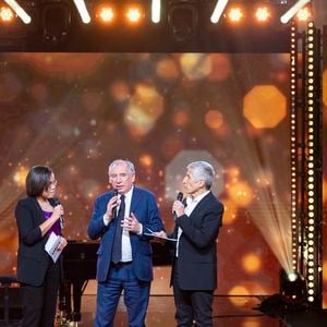 Exclusif - Karine Baste, Le premier ministre François Bayrou, Nagui sur le plateau de l’émission “Unis pour Mayotte” diffusée en direct sur France 2, qui a permis de récolter plus de 5 millions de dons le 17 décembre 2024.
© Pierre Perusseau / Bestimage