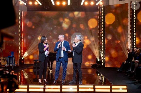 Exclusif - Karine Baste, Le premier ministre François Bayrou, Nagui sur le plateau de l’émission “Unis pour Mayotte” diffusée en direct sur France 2, qui a permis de récolter plus de 5 millions de dons le 17 décembre 2024.
© Pierre Perusseau / Bestimage