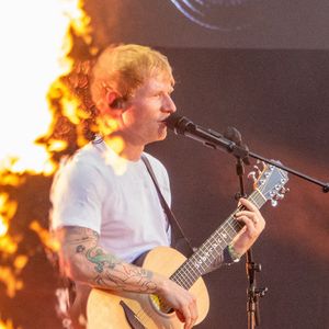 TF1 a annoncé qu'Ed Sheeran serait le parrain de la saison 13 de l'émission. Dans la vidéo promotionnelle, il a avoué qu’il s’agissait d’un "honneur" et d’un "nouveau défi" pour lui.

La photo datée du 11 juillet 2025 montre Ed Sheeran lors de la première soirée de ses concerts de rentrée à Portman Road à Ipswich. Photo by Tracey Duffield/Bav Media/Splash New/ABACAPRESS.COM
